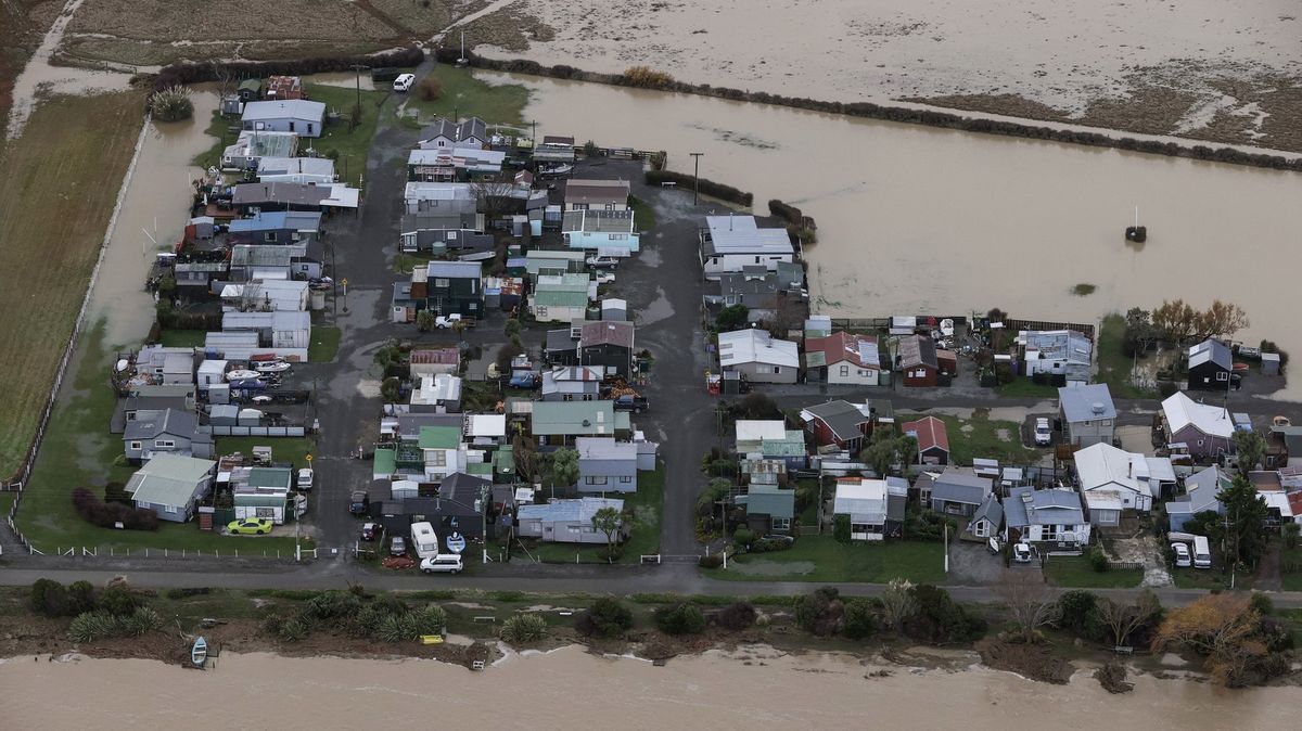 Video: Sesuvy půdy a uvěznění lidé. Nový Zéland pustoší povodně